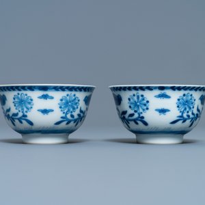 A pair of Chinese blue and white 'Caritas' cups and saucers, Kangxi/Yongzheng — 照片 6