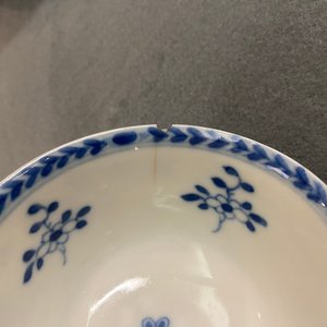 A pair of Chinese blue and white 'Caritas' cups and saucers, Kangxi/Yongzheng — 照片 10