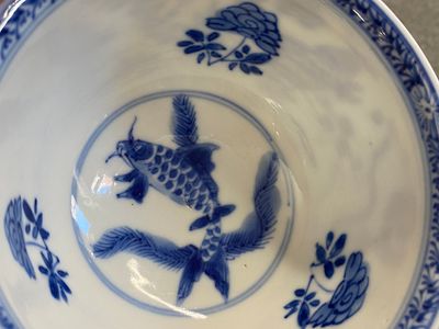 A pair of Chinese blue and white 'carps' cups and saucers, Kangxi — photo 13
