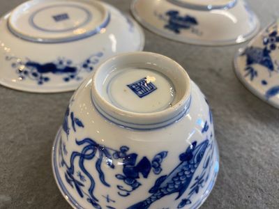 A pair of Chinese blue and white 'carps' cups and saucers, Kangxi — photo 3