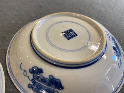 A pair of Chinese blue and white 'carps' cups and saucers, Kangxi — photo 4