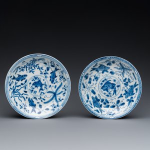 A pair of Chinese blue and white 'carps' cups and saucers, Kangxi — photo 2