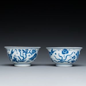 A pair of Chinese blue and white 'carps' cups and saucers, Kangxi — photo 7