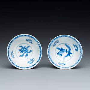 A pair of Chinese blue and white 'carps' cups and saucers, Kangxi — photo 8