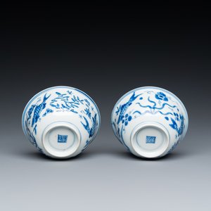 A pair of Chinese blue and white 'carps' cups and saucers, Kangxi — photo 9