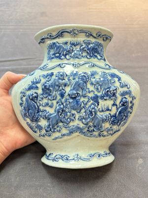 A pair of Chinese blue and white celadon-ground 'Buddhist lions' wall pocket vases, Yongzheng mark, 19/20th C. — foto 1