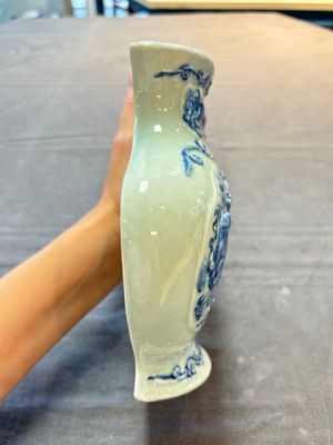 A pair of Chinese blue and white celadon-ground 'Buddhist lions' wall pocket vases, Yongzheng mark, 19/20th C. — foto 11