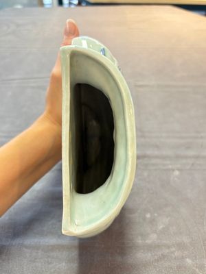 A pair of Chinese blue and white celadon-ground 'Buddhist lions' wall pocket vases, Yongzheng mark, 19/20th C. — foto 12
