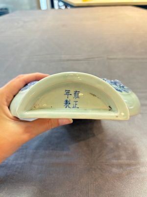 A pair of Chinese blue and white celadon-ground 'Buddhist lions' wall pocket vases, Yongzheng mark, 19/20th C. — foto 13