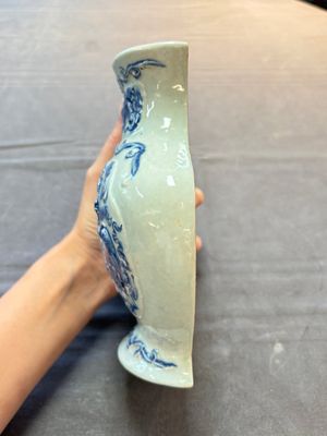 A pair of Chinese blue and white celadon-ground 'Buddhist lions' wall pocket vases, Yongzheng mark, 19/20th C. — foto 2