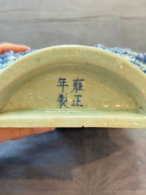A pair of Chinese blue and white celadon-ground 'Buddhist lions' wall pocket vases, Yongzheng mark, 19/20th C. — foto 7
