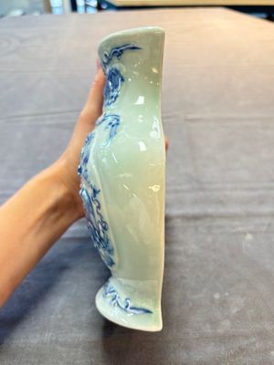 A pair of Chinese blue and white celadon-ground 'Buddhist lions' wall pocket vases, Yongzheng mark, 19/20th C. — foto 9