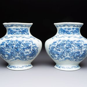 A pair of Chinese blue and white celadon-ground 'Buddhist lions' wall pocket vases, Yongzheng mark, 19/20th C. — foto 1