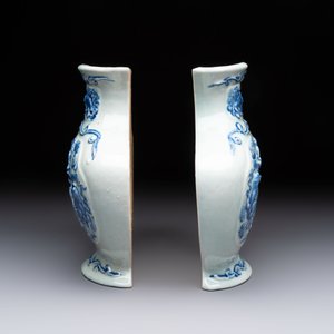 A pair of Chinese blue and white celadon-ground 'Buddhist lions' wall pocket vases, Yongzheng mark, 19/20th C. — foto 3
