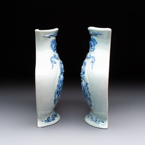 A pair of Chinese blue and white celadon-ground 'Buddhist lions' wall pocket vases, Yongzheng mark, 19/20th C. — foto 4