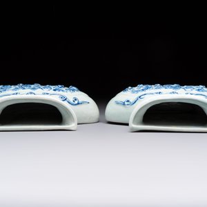 A pair of Chinese blue and white celadon-ground 'Buddhist lions' wall pocket vases, Yongzheng mark, 19/20th C. — foto 5