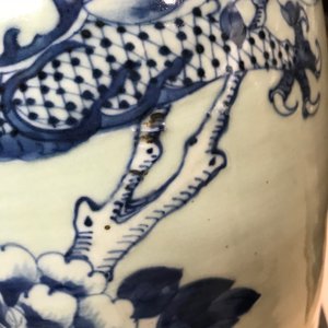 A pair of Chinese blue and white celadon ground vases with dragons and phoenixes, 19th C. — 照片 16