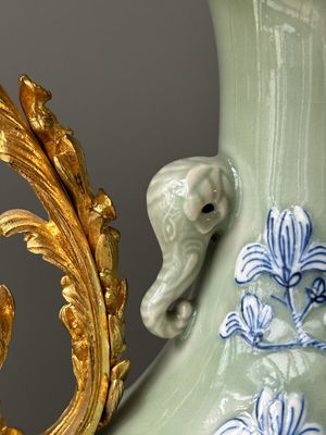 A pair of Chinese blue and white celadon-ground vases with gilt bronze mounts, 19th C. — photo 4