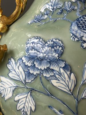 A pair of Chinese blue and white celadon-ground vases with gilt bronze mounts, 19th C. — photo 5