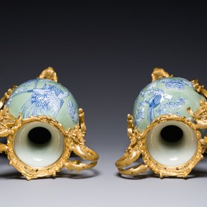 A pair of Chinese blue and white celadon-ground vases with gilt bronze mounts, 19th C. — photo 5
