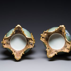A pair of Chinese blue and white celadon-ground vases with gilt bronze mounts, 19th C. — photo 6