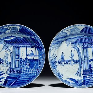 A pair of Chinese blue and white chargers with a scene from "The Romance of the Western Chamber", Yongzheng — 照片 1