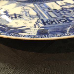 A pair of Chinese blue and white chargers with a scene from "The Romance of the Western Chamber", Yongzheng — 照片 3