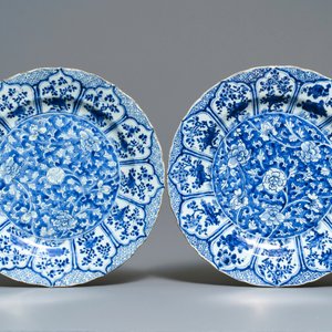 A pair of Chinese blue and white chargers with floral design, Kangxi — photo 2