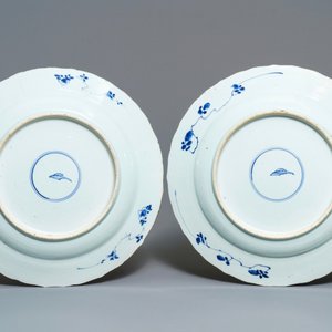 A pair of Chinese blue and white chargers with floral design, Kangxi — photo 3