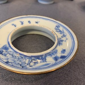 A pair of Chinese blue and white covered bowls on stands and a pair of covered jars, 19th C. — photo 16