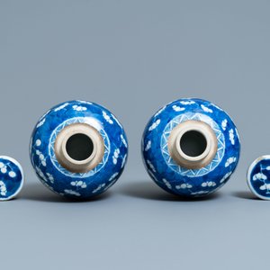 A pair of Chinese blue and white covered bowls on stands and a pair of covered jars, 19th C. — photo 6
