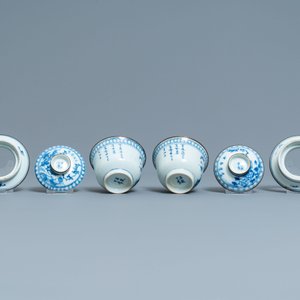 A pair of Chinese blue and white covered bowls on stands and a pair of covered jars, 19th C. — photo 9