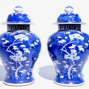 A pair of Chinese blue and white covered jars with "prunus on breaking ice" design, 19th C — photo 2