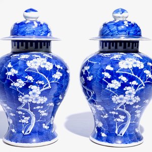 A pair of Chinese blue and white covered jars with "prunus on breaking ice" design, 19th C — photo 4