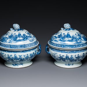 A pair of Chinese blue and white covered tureens with ladies in a garden, Qianlong — photo 1