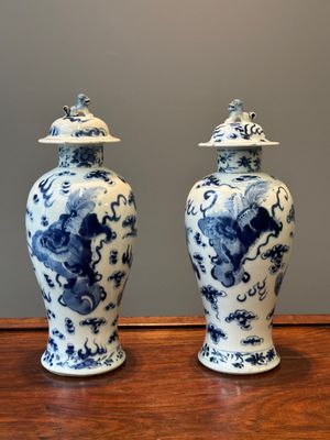 A pair of Chinese blue and white covered vases and three jars, 19th C. — 照片 14