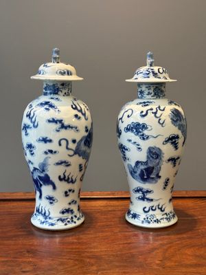A pair of Chinese blue and white covered vases and three jars, 19th C. — 照片 15