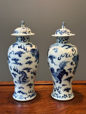 A pair of Chinese blue and white covered vases and three jars, 19th C. — 照片 17