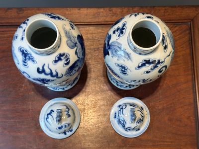 A pair of Chinese blue and white covered vases and three jars, 19th C. — 照片 18