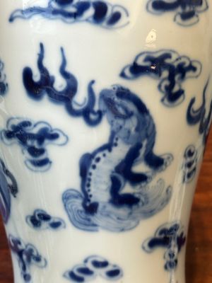 A pair of Chinese blue and white covered vases and three jars, 19th C. — 照片 25