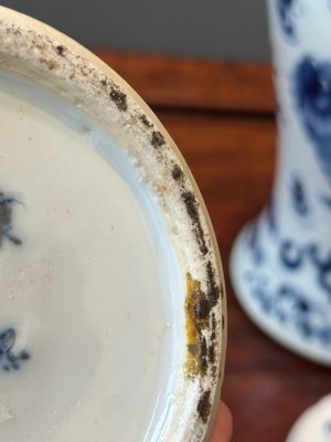 A pair of Chinese blue and white covered vases and three jars, 19th C. — 照片 31