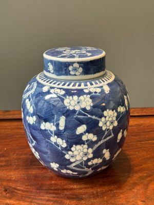 A pair of Chinese blue and white covered vases and three jars, 19th C. — 照片 41