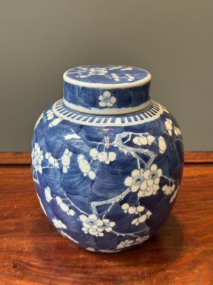 A pair of Chinese blue and white covered vases and three jars, 19th C. — 照片 42