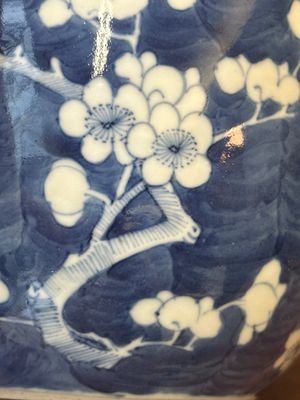 A pair of Chinese blue and white covered vases and three jars, 19th C. — 照片 50