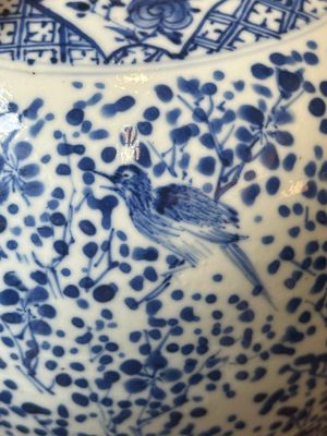 A pair of Chinese blue and white covered vases and three jars, 19th C. — 照片 64