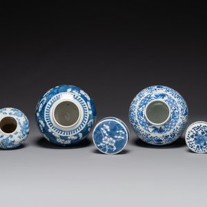 A pair of Chinese blue and white covered vases and three jars, 19th C. — 照片 3