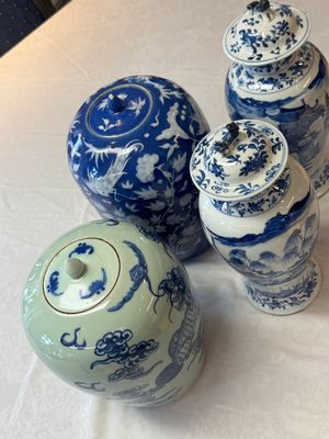 A pair of Chinese blue and white covered vases and two covered jars, Kangxi mark, 19th C — 照片 1