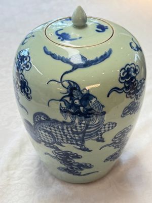 A pair of Chinese blue and white covered vases and two covered jars, Kangxi mark, 19th C — 照片 2