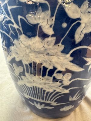 A pair of Chinese blue and white covered vases and two covered jars, Kangxi mark, 19th C — 照片 20