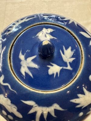 A pair of Chinese blue and white covered vases and two covered jars, Kangxi mark, 19th C — 照片 21